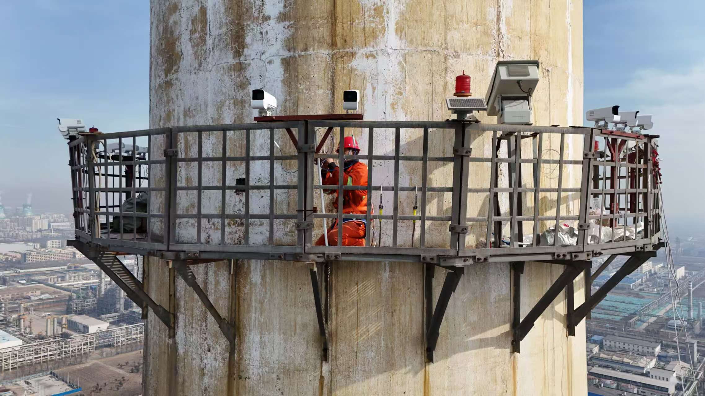 锅炉烟筒145米处按照摄像头